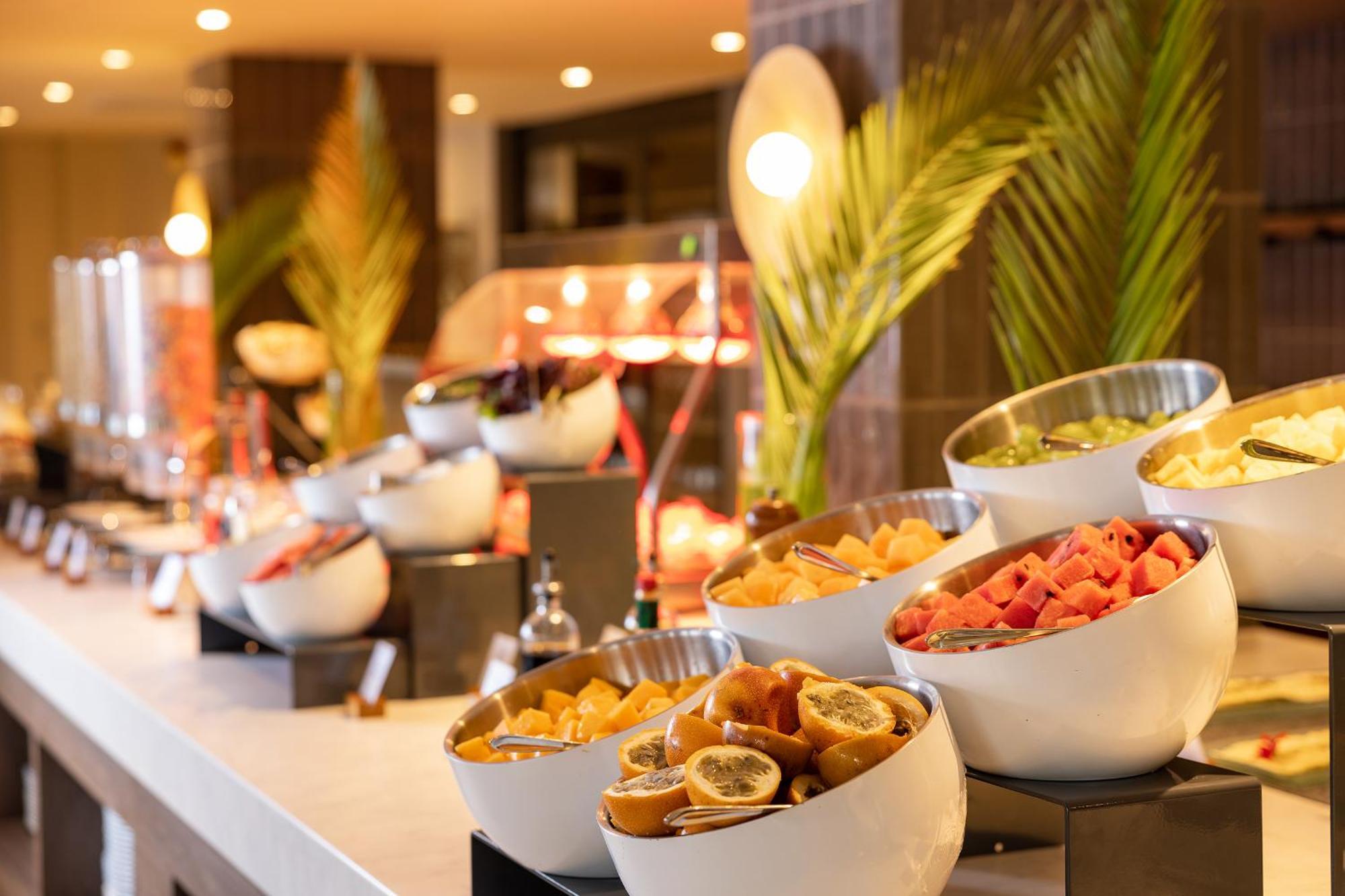 Aranwa Paracas Resort&Spa Exterior foto A buffet at a hotel