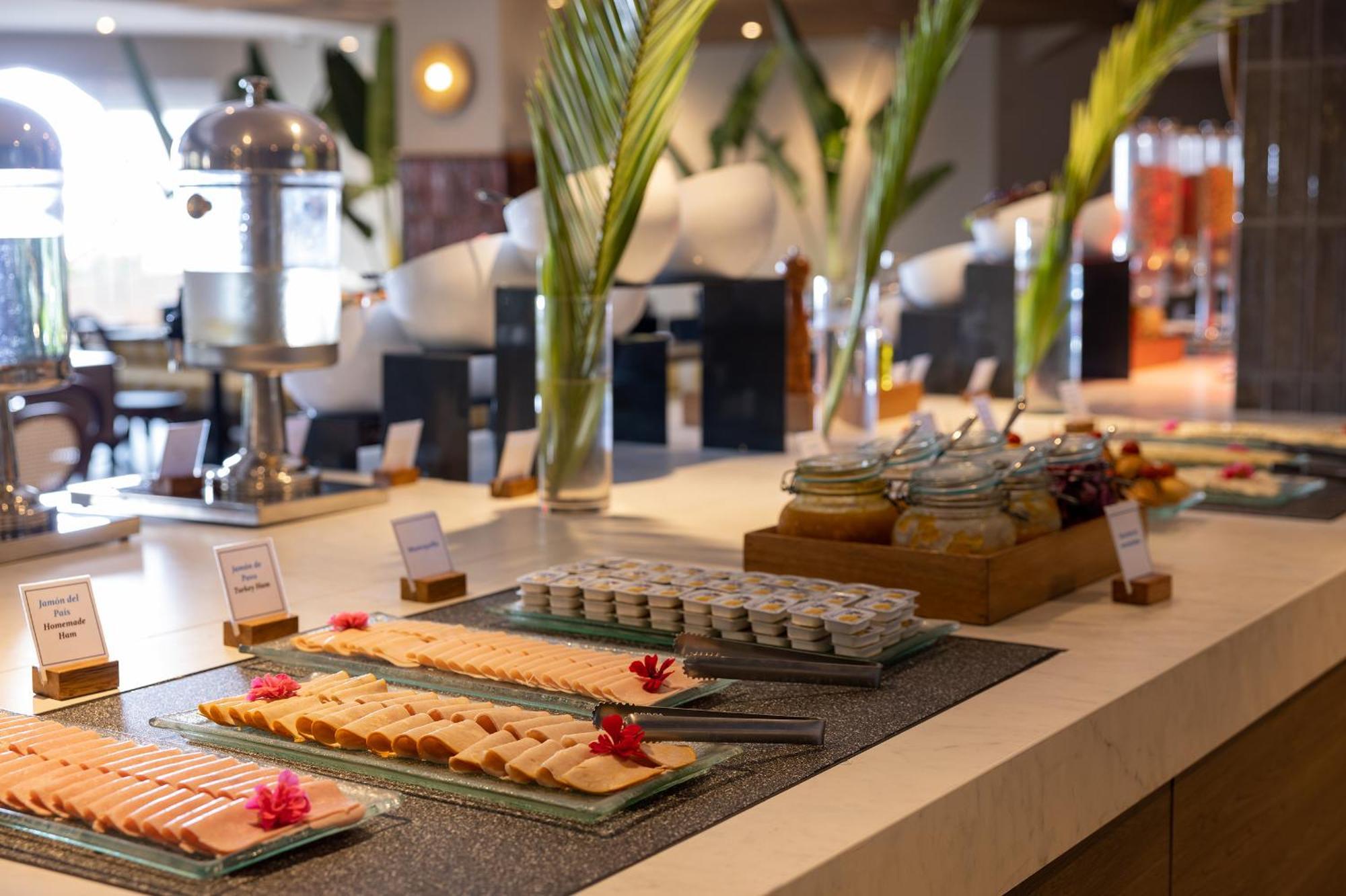 Aranwa Paracas Resort&Spa Exterior foto A buffet at a hotel