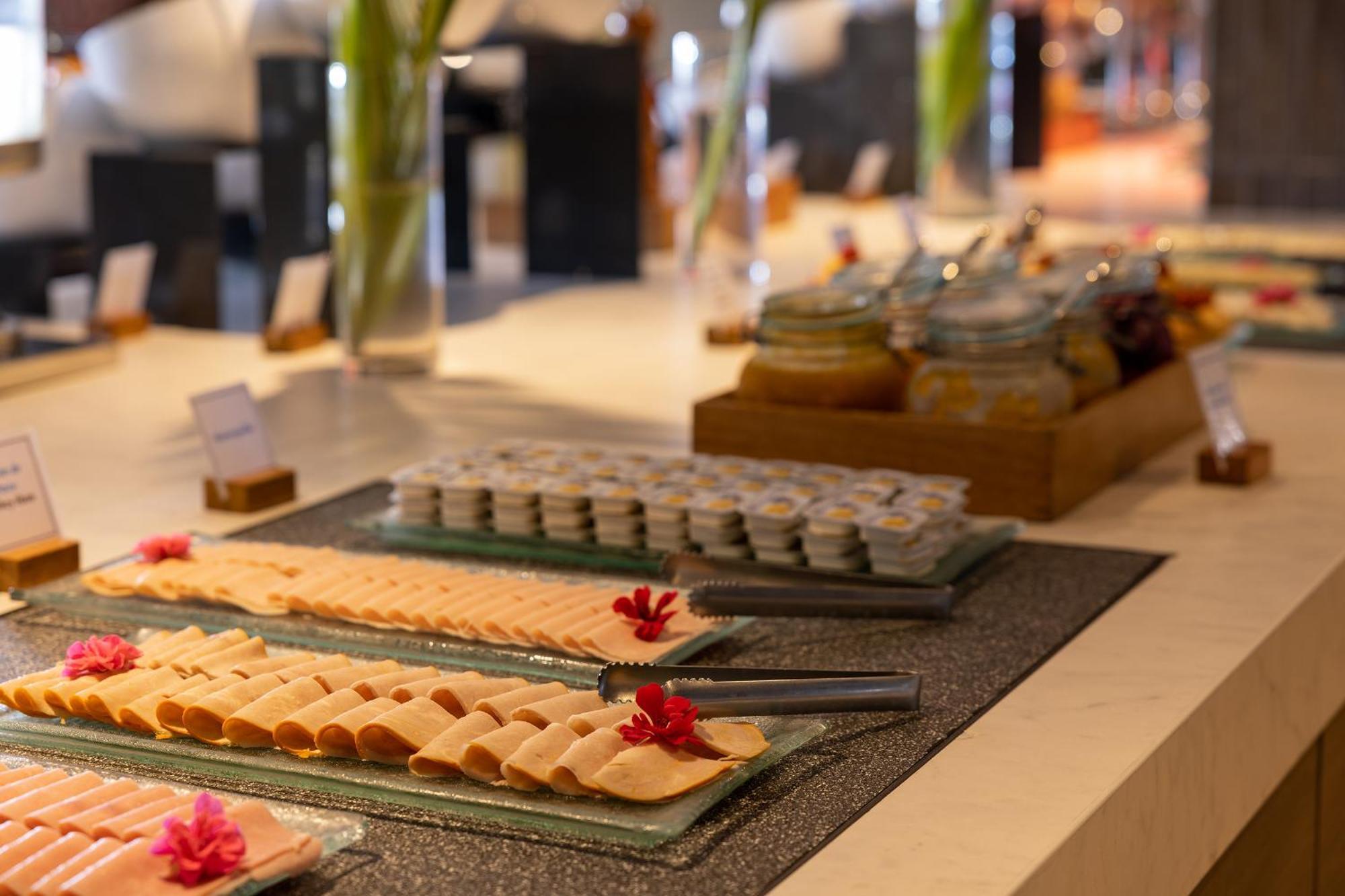 Aranwa Paracas Resort&Spa Exterior foto A buffet at a hotel