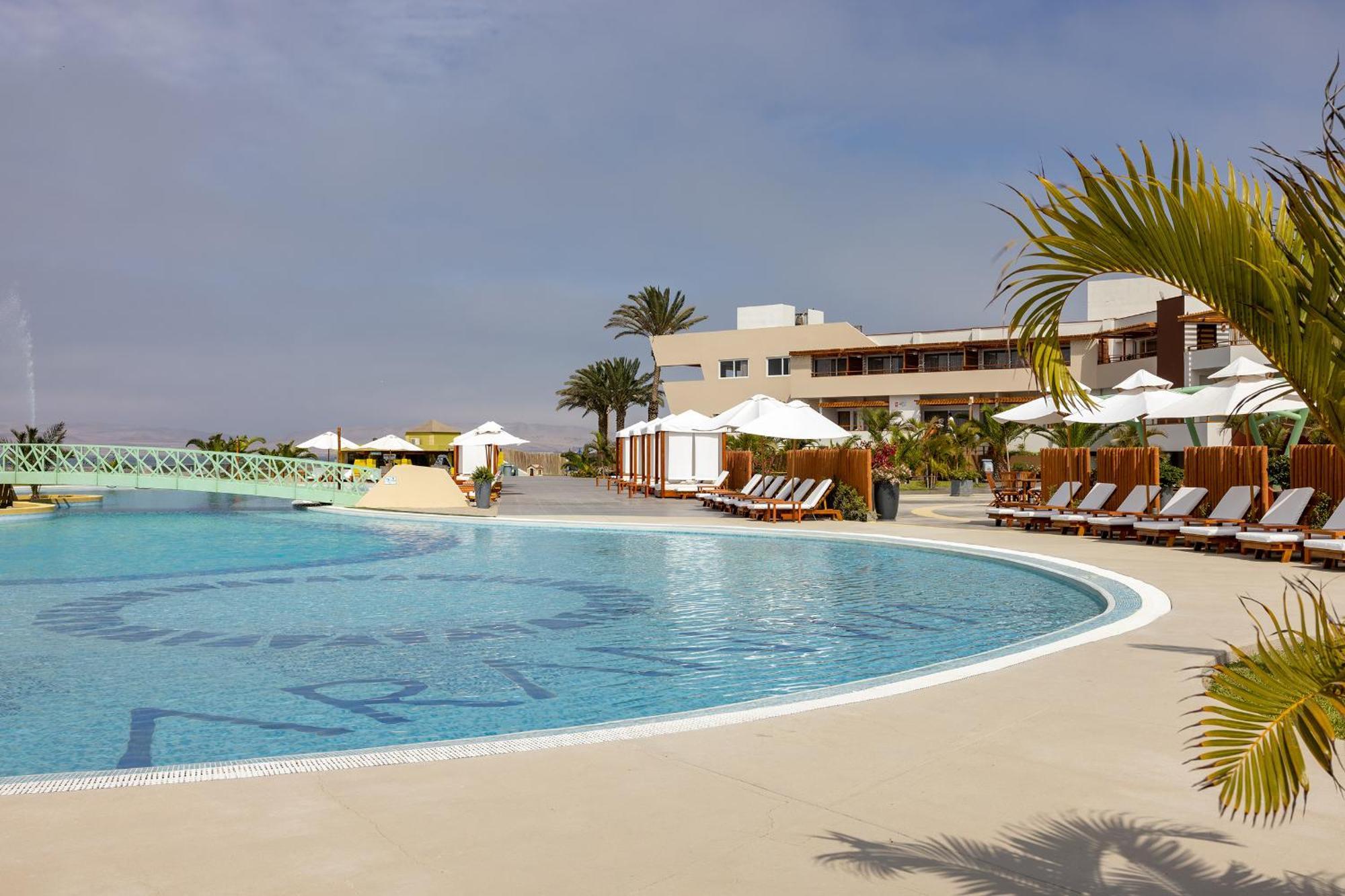 Aranwa Paracas Resort&Spa Exterior foto The swimming pool at the hotel